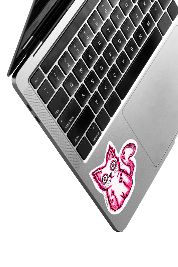 computadora con sticker de gato rosa