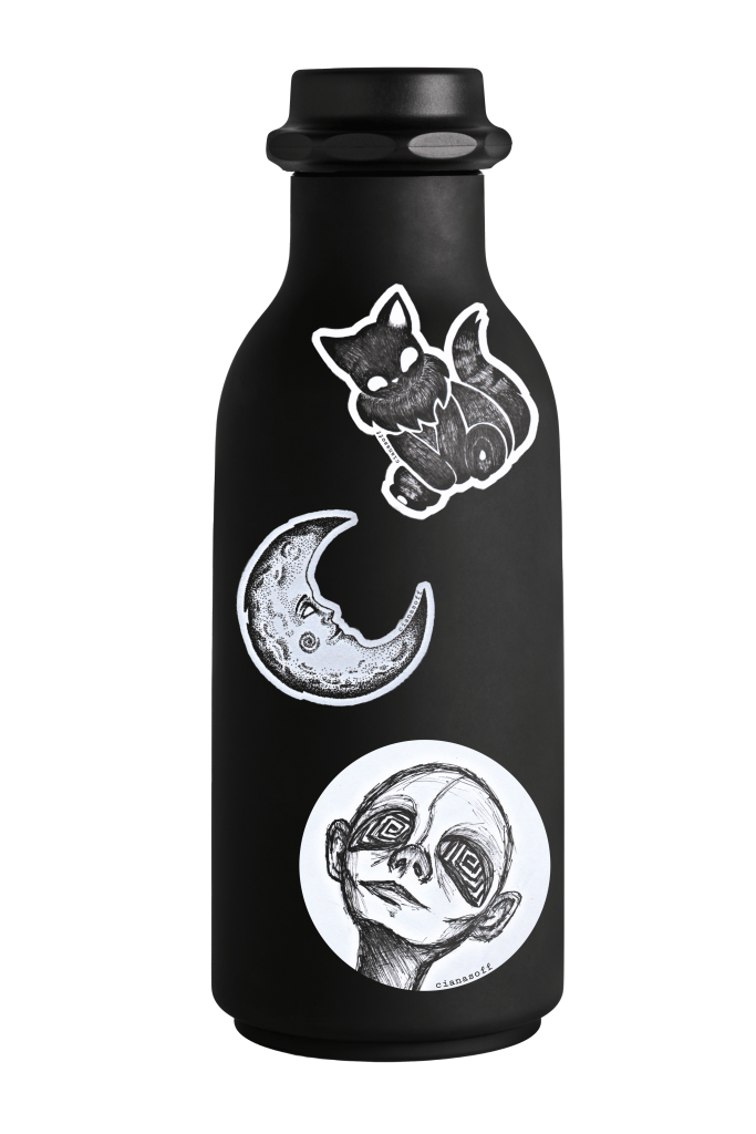 termo con sticker de la luna, del ojos locos y de un zorro negro